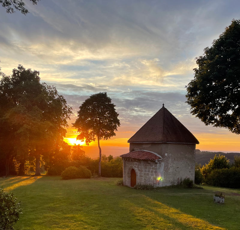 Chapelle et coucher de soleil